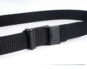 Détail d'une ceinture tactique en nylon noir avec boucle rapide et sangle épaisse