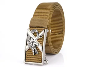 Détail de la ceinture en nylon kaki avec boucle automatique et logo crocodile en relief