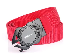 Détail de ceinture tressée en nylon rouge avec boucle automatique noire et logo gravé
