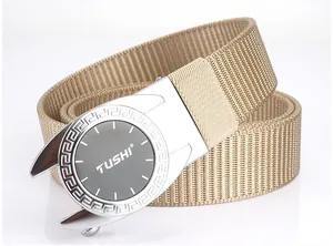 Détail de la sangle en nylon tressé kaki et de la boucle automatique en métal chromé