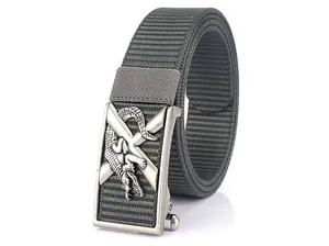 Détail de la ceinture en nylon gris avec tissage de 3,5 cm et boucle crocodile