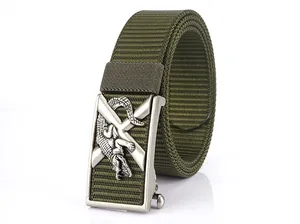 Détail de la ceinture tactique en nylon vert militaire avec boucle relief crocodile