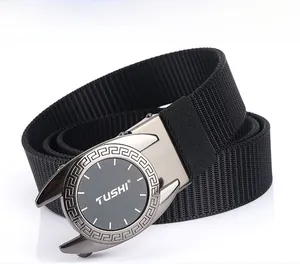 Gros plan de la boucle de ceinture en nylon avec motif grec et finition métallique