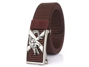 Détail de la ceinture tressée marron foncé avec une boucle automatique crocodile en métal argenté
