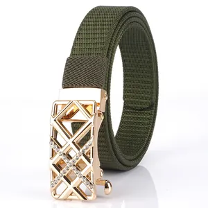 Armeegrüner Nylon-Webgürtel mit goldener geometrischer Schnalle und Strass-Verzierungen