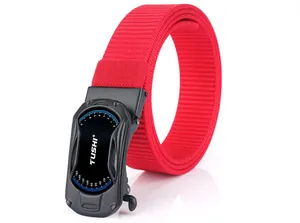 Détail d'une ceinture rouge en nylon robuste avec boucle automatique au design racing
