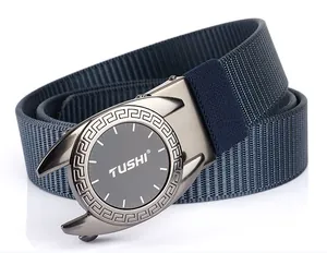 Détail d'une ceinture en nylon à séchage rapide avec boucle automatique en métal gris
