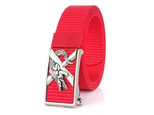 Détail de la ceinture tressée rouge avec boucle automatique à relief crocodile argenté