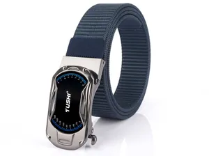 Détail de la ceinture en nylon bleu avec boucle en alliage gris au style de course