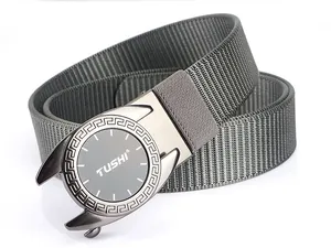 Vue détaillée de la ceinture en nylon gris avec boucle automatique et motifs géométriques