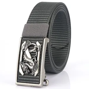 Ceinture homme en nylon avec boucle dragon vintage et texture tissée sur fond blanc
