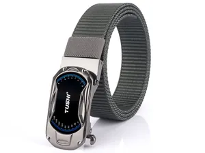 Détail de la ceinture en nylon vert foncé avec boucle en alliage de compteur de voiture