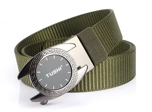 Détail d'une ceinture tactique en nylon vert armée avec boucle automatique et motif grec