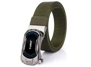 Détail d'une ceinture en nylon vert armée avec une boucle automatique en métal