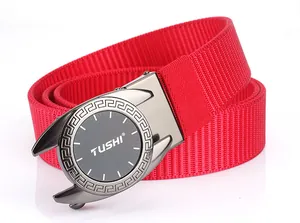 Détail de la ceinture en nylon rouge avec texture tissée et boucle automatique en métal