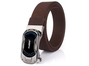 Détail de la ceinture en nylon marron foncé avec boucle automatique au design de course