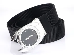 Détail de la boucle automatique en alliage avec motif grec et ceinture en nylon noir