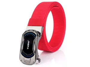 Détail de ceinture en nylon rouge avec boucle en alliage design compteur de vitesse