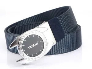 Détail de la texture en nylon bleu marine et boucle argentée avec motif grec pour homme