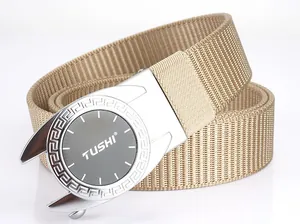 Détail de la ceinture en nylon kaki avec boucle automatique en métal et motif à la grecque