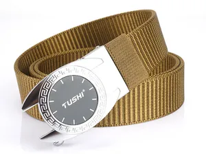 Détail de la ceinture tactique en nylon marron avec une boucle en métal TUSHI