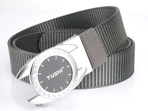 Détail de la ceinture en nylon gris avec boucle automatique argentée et motif grec