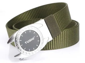 Détail de la ceinture en nylon vert olive avec boucle métallique et logo TUSHI