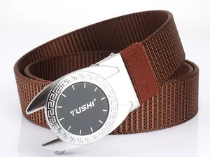 Détail de la ceinture en nylon marron avec boucle automatique argentée et motif grec