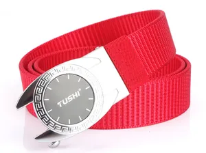 Détail d'une ceinture en nylon rouge tressé avec boucle automatique et motifs grecs