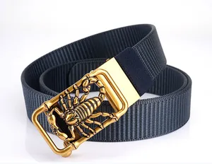 Detailansicht der goldenen Gürtelschnalle mit Skorpionmuster auf blauem Nylonband