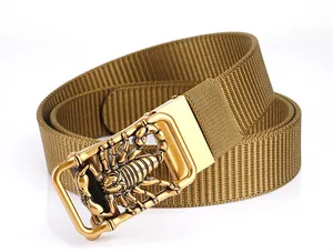 Detailansicht eines khakifarbenen Nylongürtels mit goldener Schnalle und Skorpionrelief