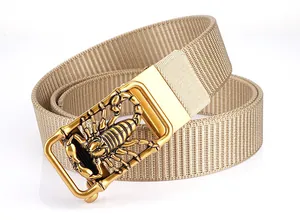 Detailansicht eines khakifarbenen Nylon-Gürtels mit goldener Schnalle und Skorpion-Relief
