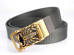 Detailansicht Herren-Nylon-Gürtel mit goldener Metallschnalle und Skorpion-Relief