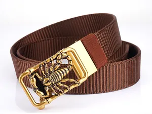 Detail der goldenen Skorpion-Legierungsschnalle am braunen Nylon-Gürtel für Herren