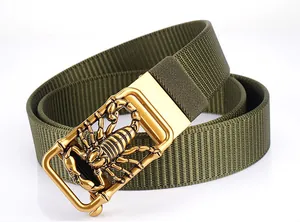 Detail eines olivgrünen Nylon-Gürtels mit 3D-Skorpion-Metallschnalle in Goldoptik