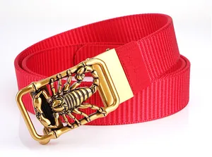 Detailaufnahme des roten Nylon-Gürtels mit goldener Metallschnalle und Skorpion-Emblem