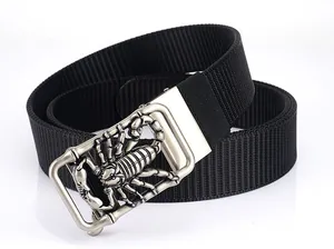 Nahaufnahme von Nylon-Gürtel mit Metallschnalle und detaillierter Skorpion-Gravur