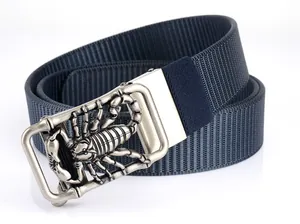 Detailansicht dunkelblauer Nylon-Gürtel mit silberner 3D-Skorpion-Schnalle im Retro-Look