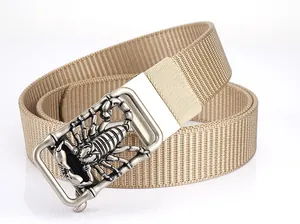 Nahaufnahme des taktischen khakifarbenen Nylon-Gürtels mit matter Schnalle und Skorpion-Relief