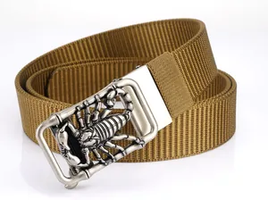 Nahaufnahme der Skorpion-Reliefschnalle am khakifarbenen Nylon-Gürtel mit Textur
