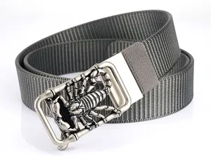 Detailansicht eines Nylon-Gürtels mit silberner Skorpion-Schnalle und strukturiertem Band