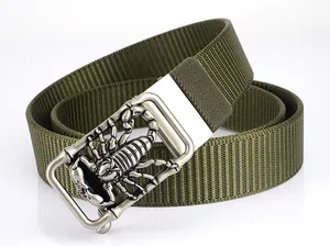 Detail eines armee-grünen Nylon-Gürtels mit Metallschnalle und Skorpion-Relief-Motiv