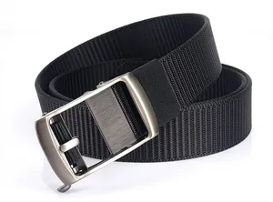 Vue détaillée d'une ceinture tactique en nylon noir avec boucle en métal argent mat