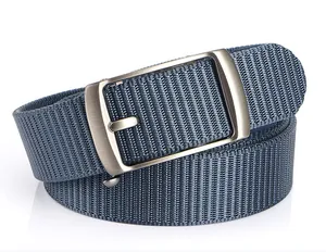 Vue détaillée de la ceinture en nylon tressé gris-bleu avec boucle automatique