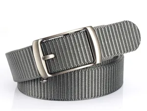 Détail d'une ceinture en nylon tressé rayé noir et gris avec boucle en métal brossé