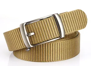 Détail d'une ceinture en nylon tressé kaki avec boucle en métal brossé sur fond blanc