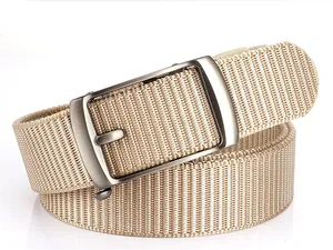 Gros plan détaillé d'une ceinture tressée en nylon kaki avec boucle en métal brossé mat