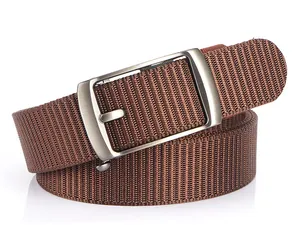 Détail d'une ceinture en nylon tressé marron avec boucle en métal argenté brossé