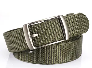 Détail d'une ceinture tactique en nylon vert armée avec boucle en métal brossé et texture