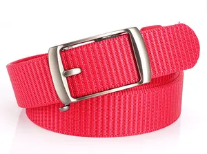 Détail de la ceinture tressée rouge en nylon avec boucle en métal mat argenté